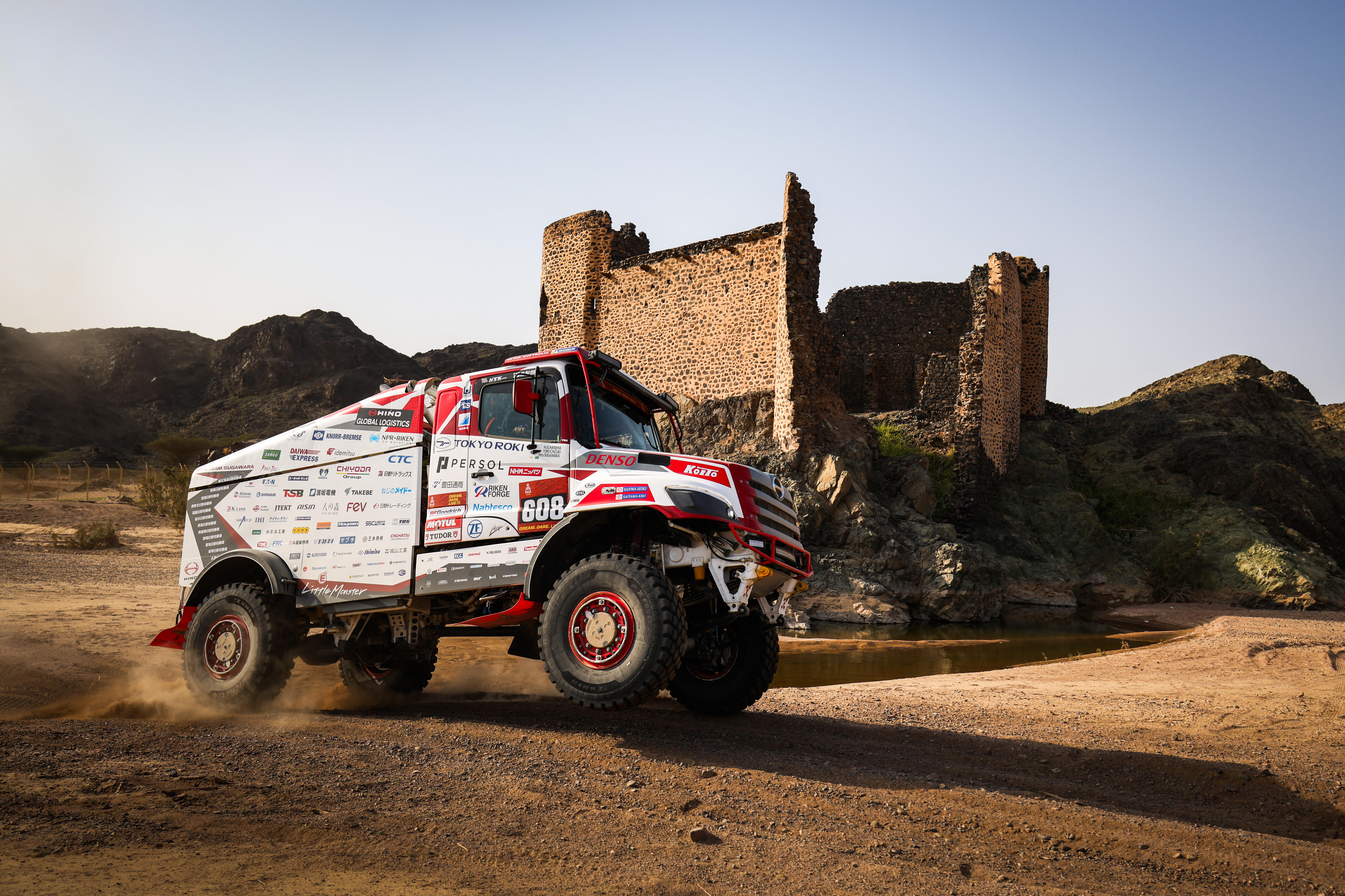 Endured the rough terrain stage and completed it without trouble. A day of constant vibrations, narrow courses for trucks, and dust.