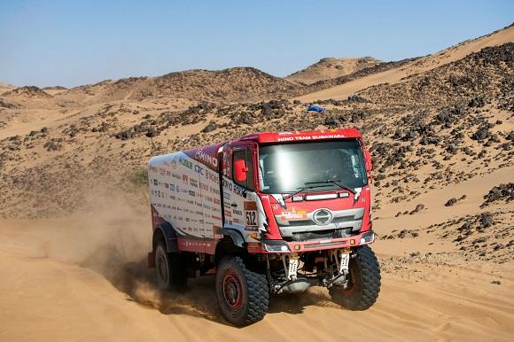 Stage 8 : Car 1 finishes in 7th place overall in the SS made all the more difficult by soft sand. Car 2, which suffered a tip-over the previous day, also finishes in fine shape.