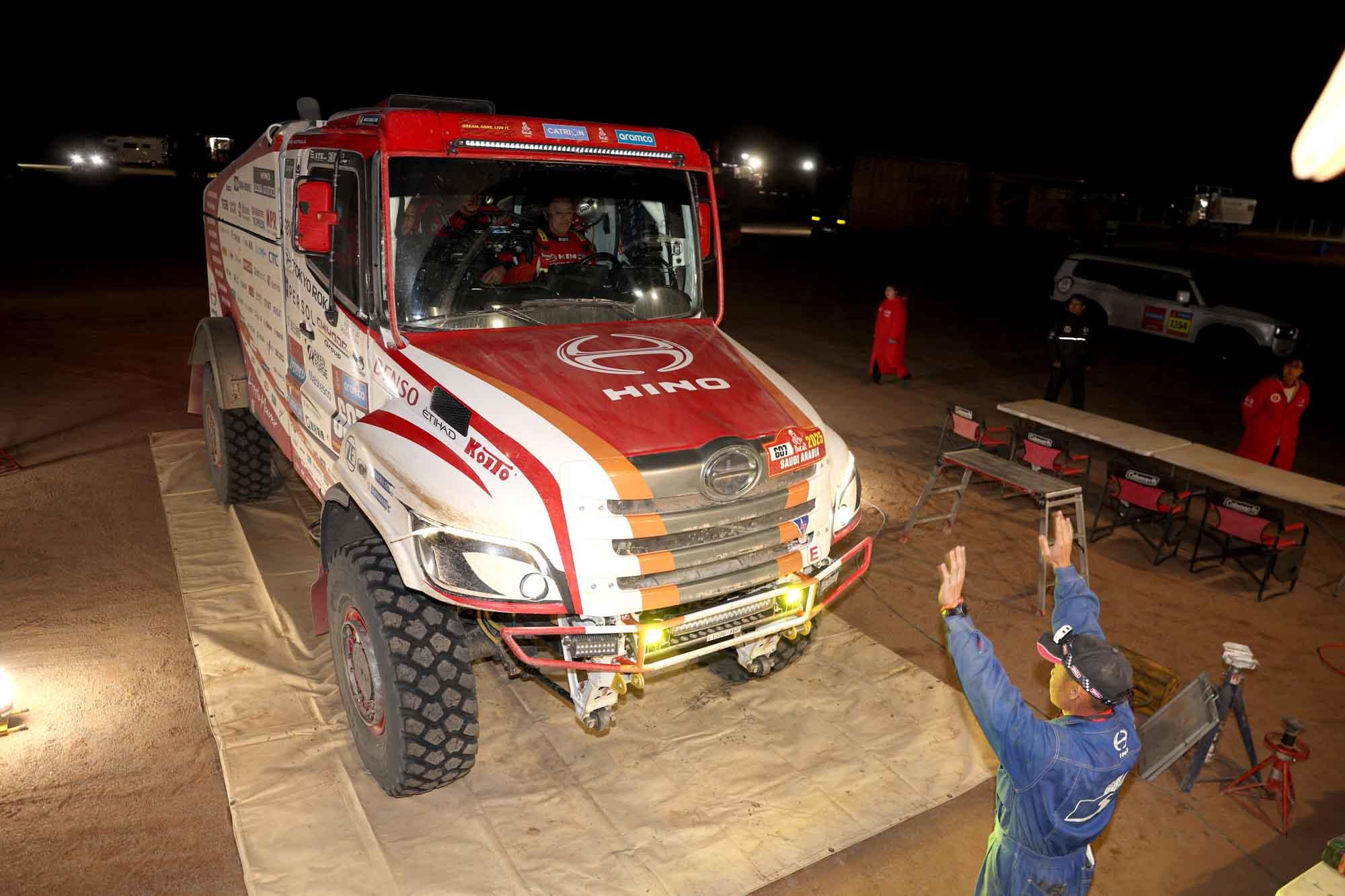 ビバークに到着するHINO600 0P9A4615.jpg