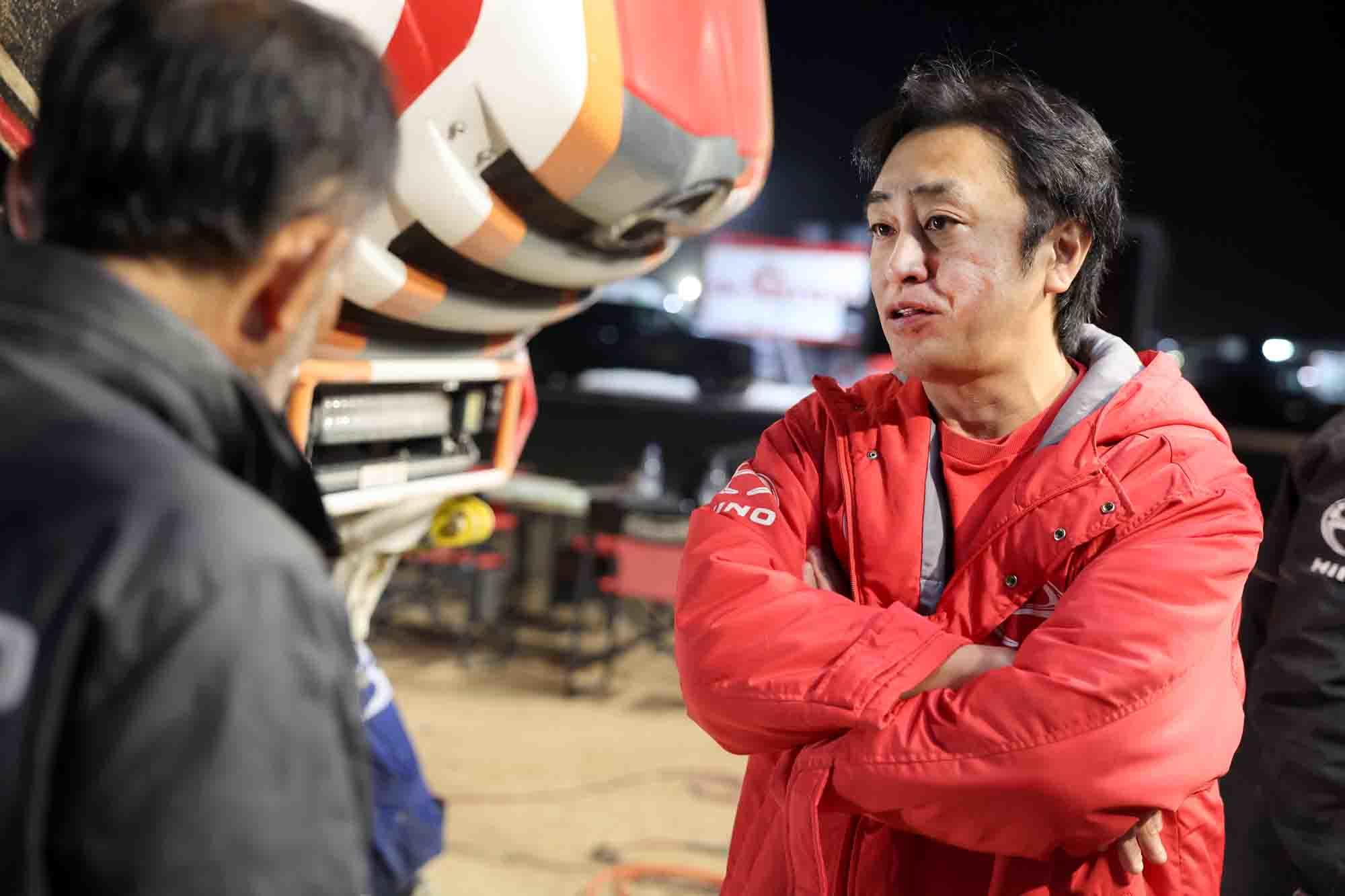 鈴木誠一と車両の状態を検討する菅原照仁 0P9A9001.jpg
