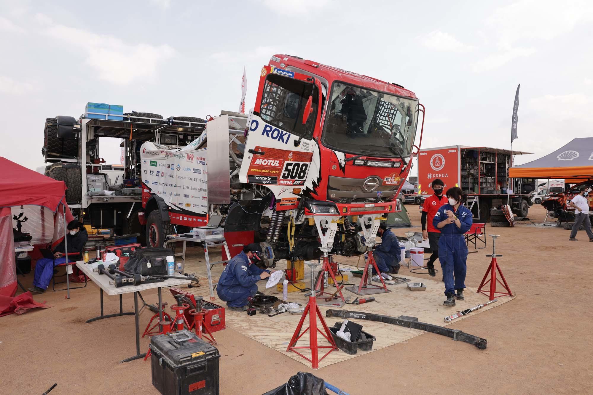 ハイルのビバークで点検整備を行う日野チームスガワラ 1N9A5450.jpg