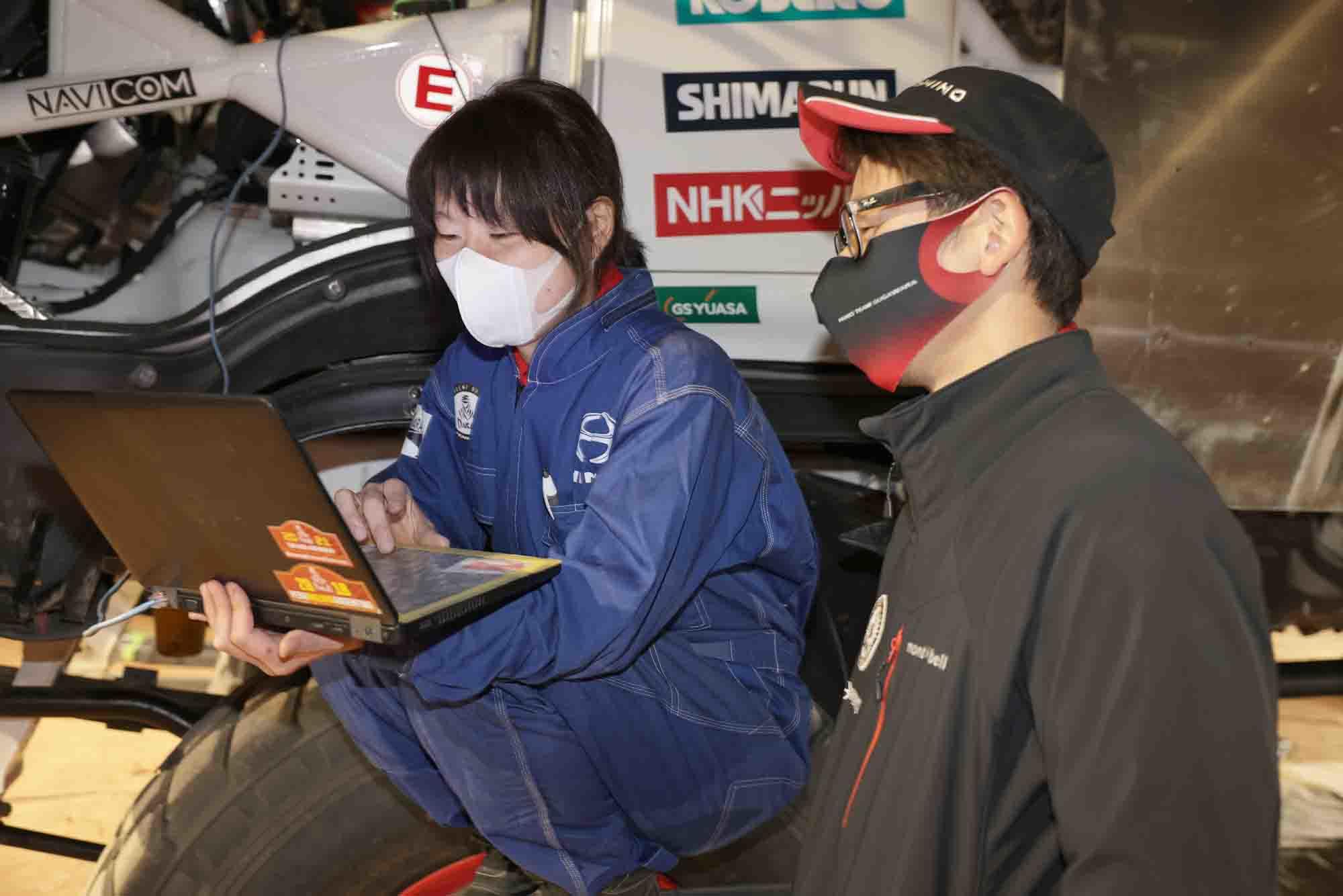 毛塚麻由美とデータのローディングをする望月裕司 1N9A4864.jpg