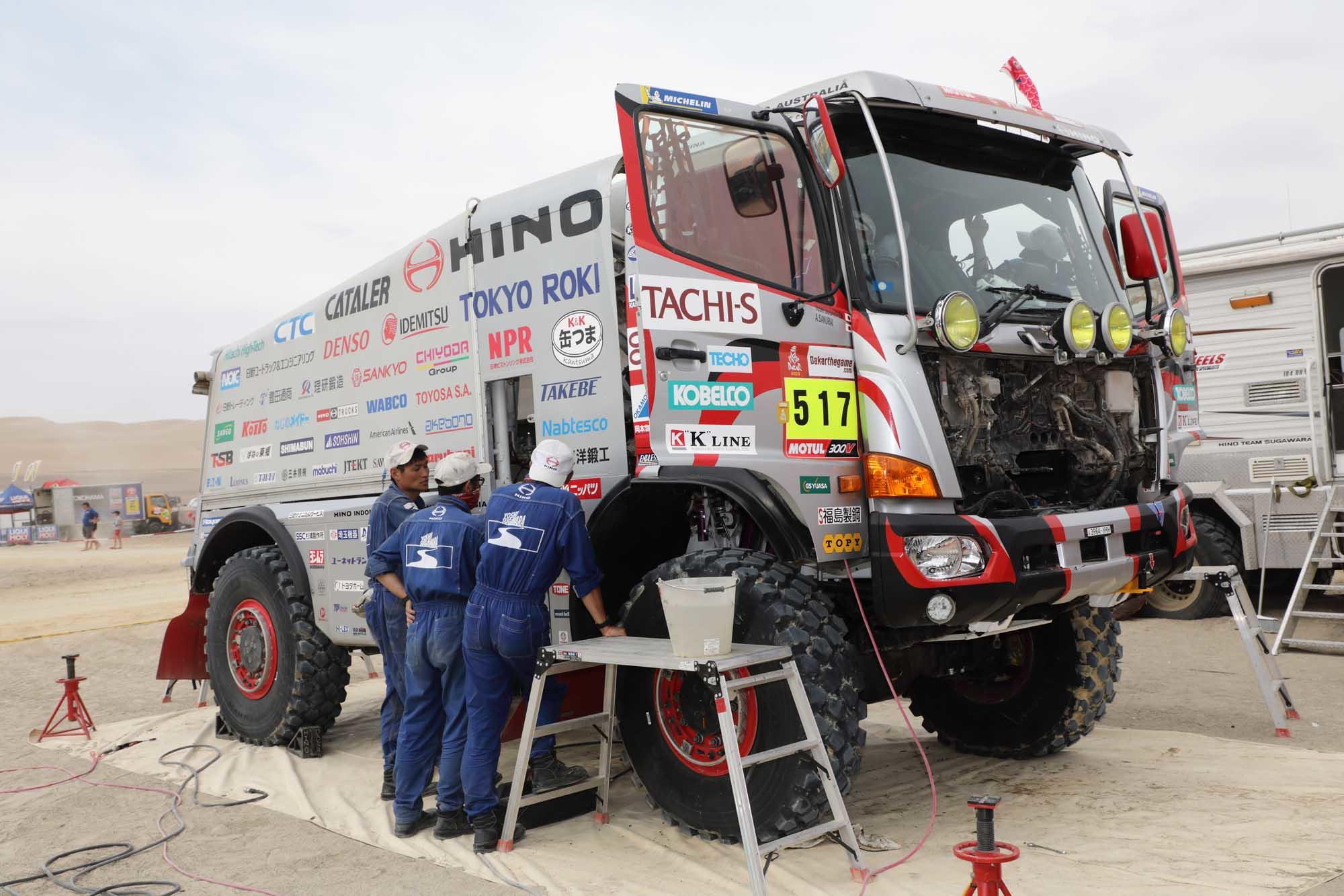 1号車のメンテナンスを進めるメカニックたち 0B5A1540.jpg