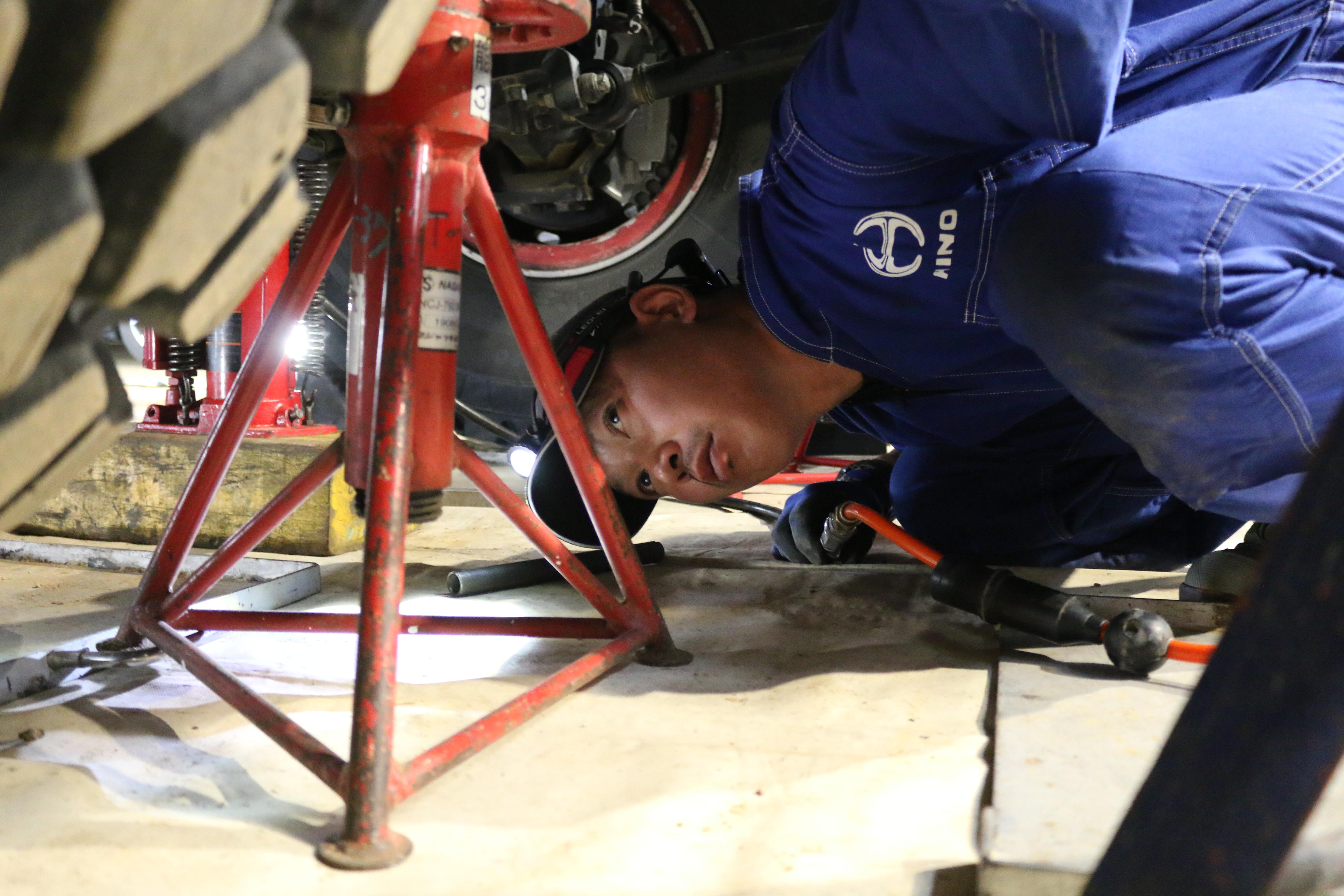 Mechanics sharing information.JPG