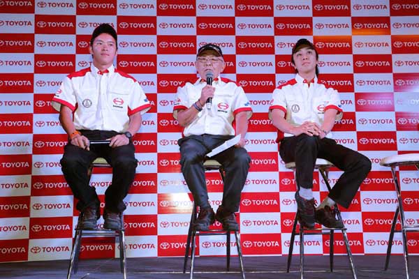 Yoshimasa Sugawara introduces his team members at the press conference.