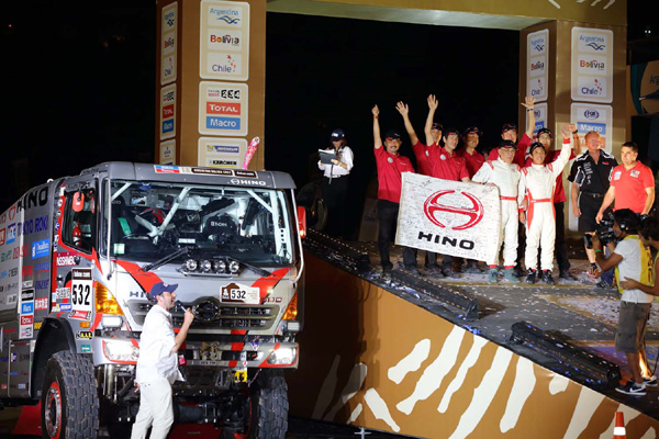 Yoshimasa Sugawara, Katsumi Hamura, and mechanics respond to the cheering crowd.