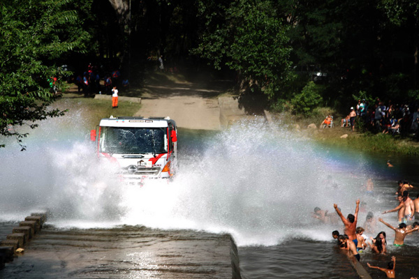 Car 2 piloted by the Teruhito Sugawara/Hiroyuki Sugiura crew