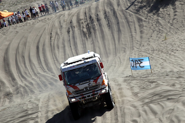 Car 2 piloted by the Teruhito Sugawara/Hiroyuki Sugiura crew