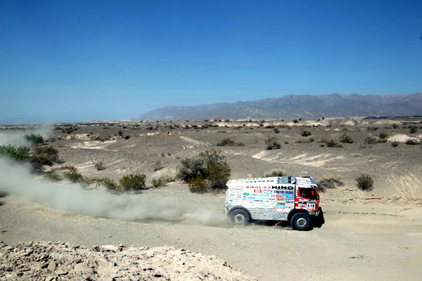 Car 2 piloted by the Teruhito Sugawara/Hiroyuki Sugiura crew