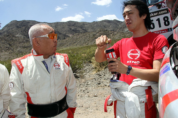 Yoshimasa and Teruhito Sugawara discuss stage conditions.