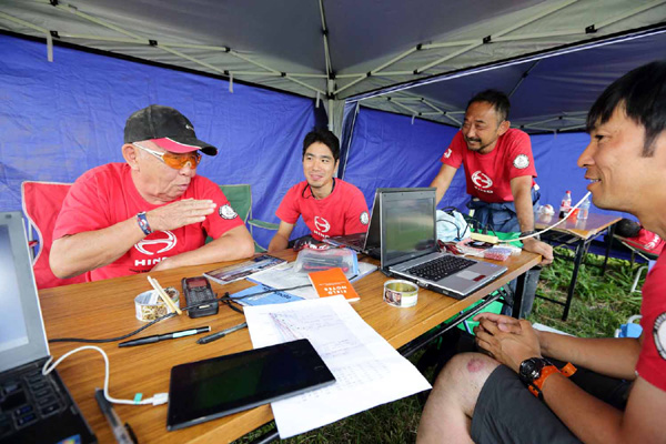 At the bivouac, Yoshimasa Sugawara describes SS conditions to fellow team members.