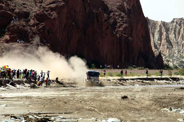 Car 2 piloted by the Teruhito Sugawara/Hiroyuki Sugiura crew