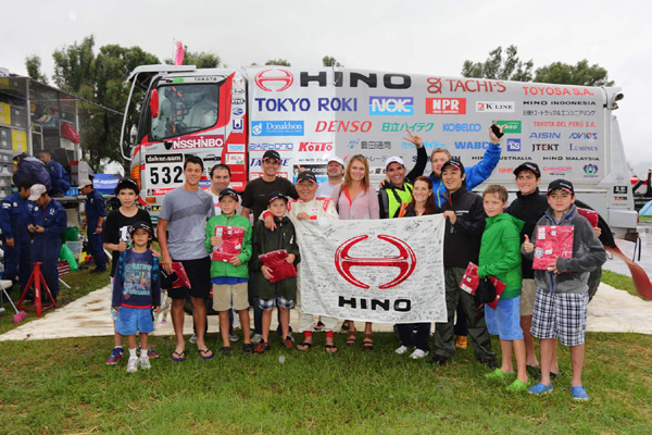 The Hino team is visited by Bolivia Hino staff members and associates.