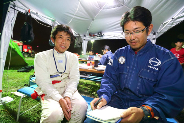 Katsumi Hamura reports on his truck's condition.