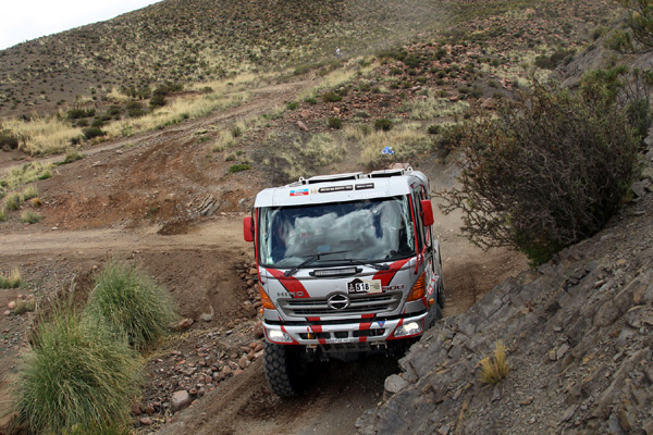 Car 2 piloted by the Teruhito Sugawara/Hiroyuki Sugiura crew