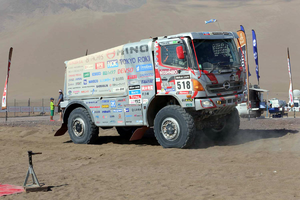 Car 2 arrives at the bivouac in Iquique.