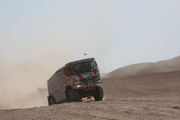 Car 2 piloted by the Teruhito Sugawara/Hiroyuki Sugiura crew