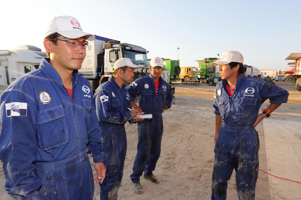 Mechanics discuss servicing procedures.