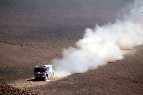 Car 2 piloted by the Teruhito Sugawara/Hiroyuki Sugiura crew