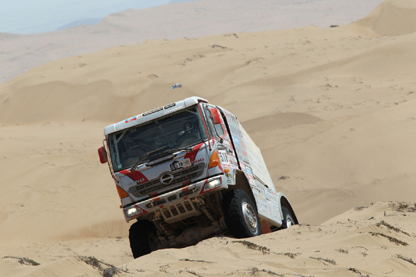 Car 2 piloted by the Teruhito Sugawara/Hiroyuki Sugiura crew