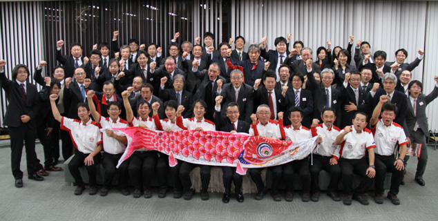 The team members come together for a group photo after the event.