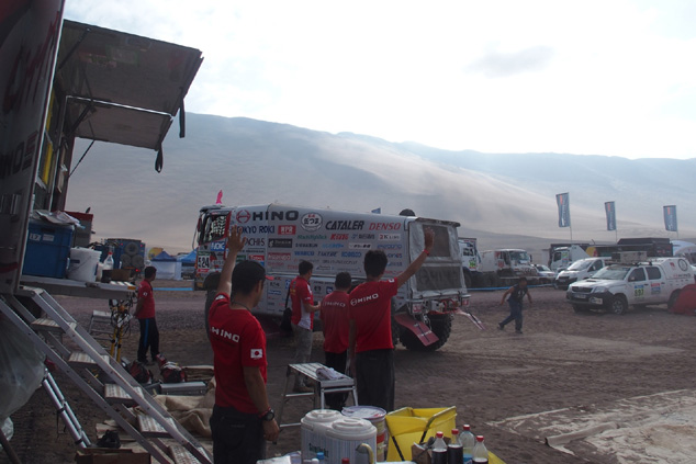 After completing servicing on the trucks, the team's mechanics sent off the HINO500 Series trucks as they took off for the marathon stage.