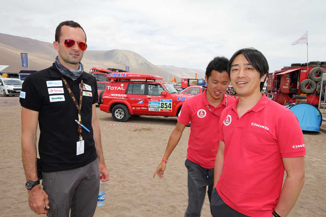 Mr. Xavier of A.S.O. asks Teruhito Sugawara how the team is doing.