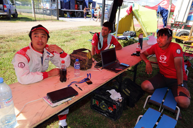 Teruhito Sugawara reports to engineer Katsuyuki Nagoshi on how the engine is doing.