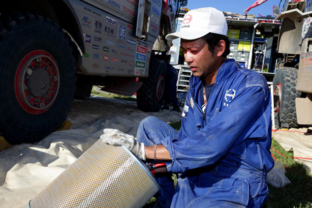 Shunsuke Sugawara cleans an air cleaner.