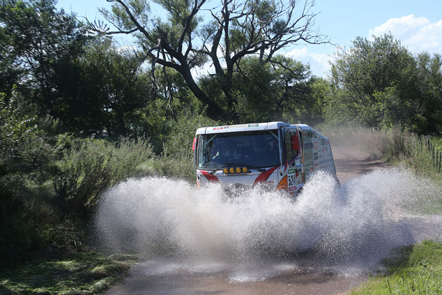 Car 1 piloted by Yoshimasa Sugawara, Yoko Wakabayashi, and Katsumi Hamura