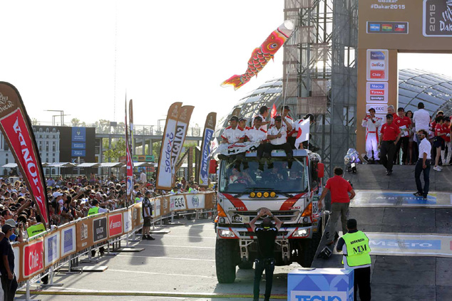 Mechanics arrive at the podium on their HINO500 Series truck holding a koinobori (carp streamer).