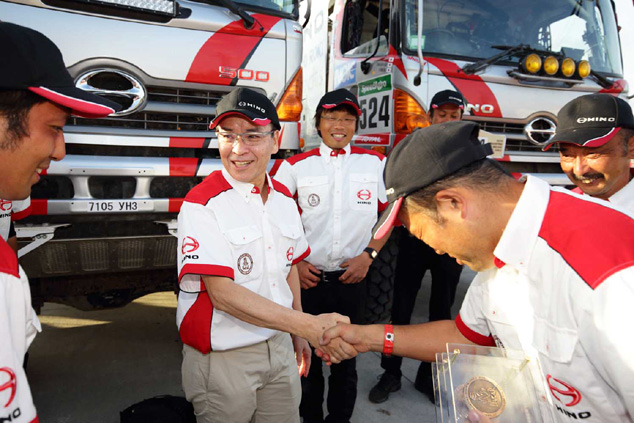 Hino president Yasuhiko Ichihashi expresses his gratitude to mechanics.