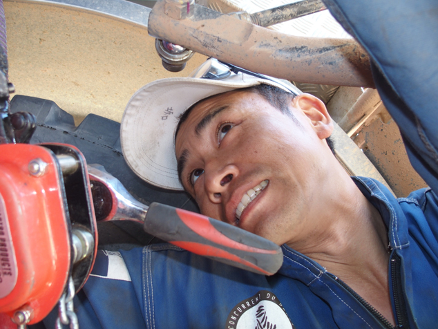 Mechanic Hideyuki Sakaguchi (Kyushu Hino) replaces a shock absorber.