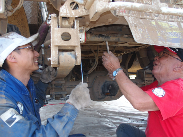 Yoshimasa Sugawara gives instructions to mechanic Nozomi Tonoike (Kagawa Hino).