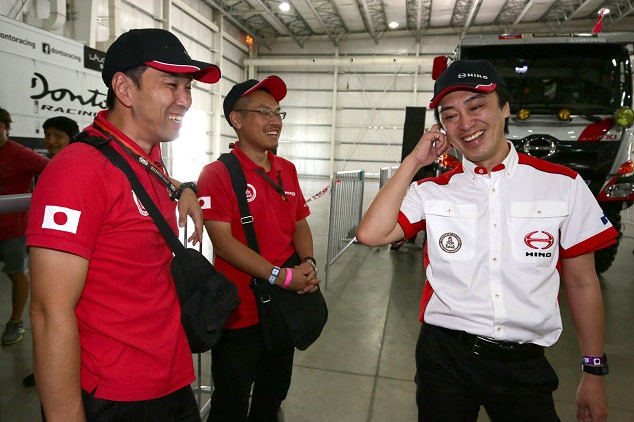 Teruhito Sugawara and Katsuyuki Nagoshi (engineer) share some laughs.