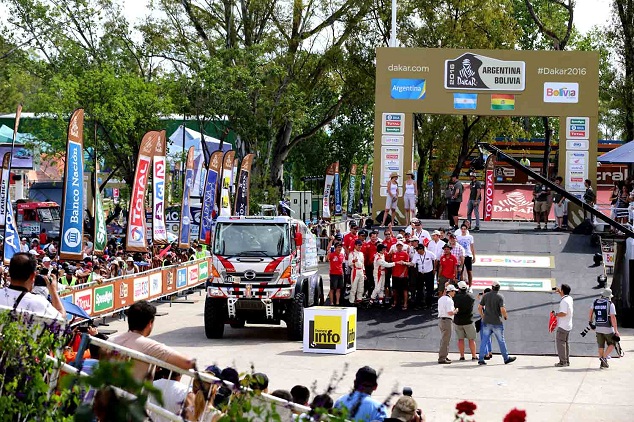 The crowd cheers on Teruhito Sugawara on the podium.