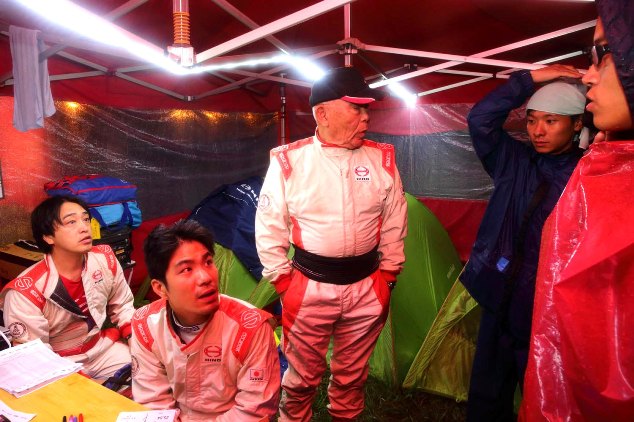 Yoshimasa Sugawara and other staff discuss the marathon stage.