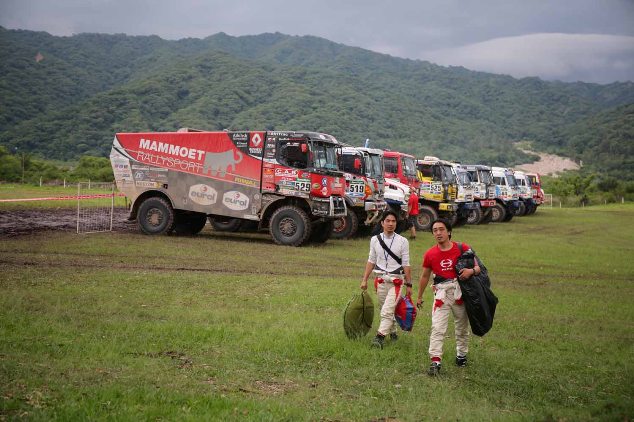 Teruhito Sugawara and Hiroyuki Sugiura park their HINO500 Series truck at the Parc-Fermes.