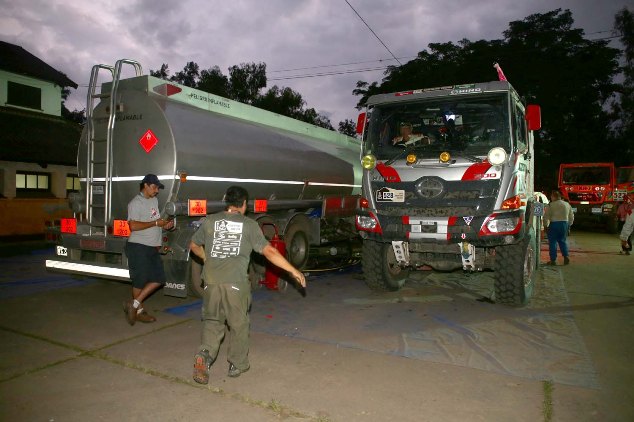 Car 1 is refueled at the bivouac in Jujuy.