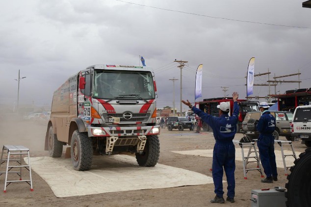 Car 2 arrives at the bivouac in Uyuni.