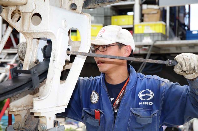 Mechanic, Nozomi Tonoike replaces the front leaf on Car 2.