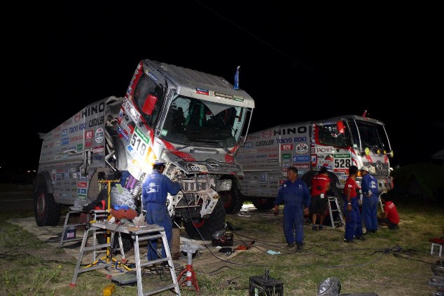 HINO500 Series trucks being serviced in La Rioja.