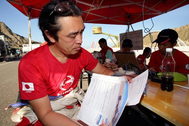 Teruhito Sugawara reads support messages sent in from fans.