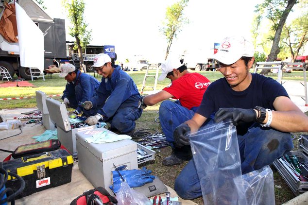 Mechanics organize their tools at their last bivouac.