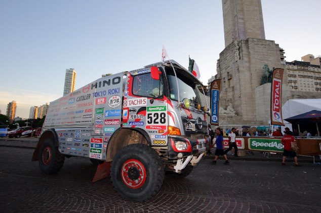 Car 1 strides past the Monumento a la Bandera.