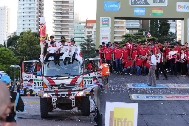 Car 2 and mechanics arrive at the podium.