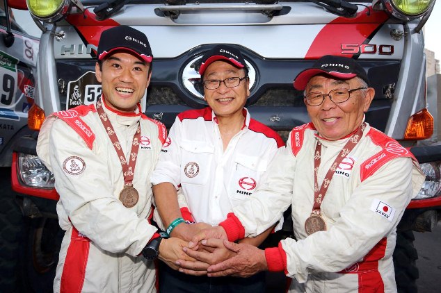 Yoshimasa Sugawara and Mitsugu Takahashi shake hands with Hino Motors chairman, Masakazu Ichikawa, who flew in from Japan.