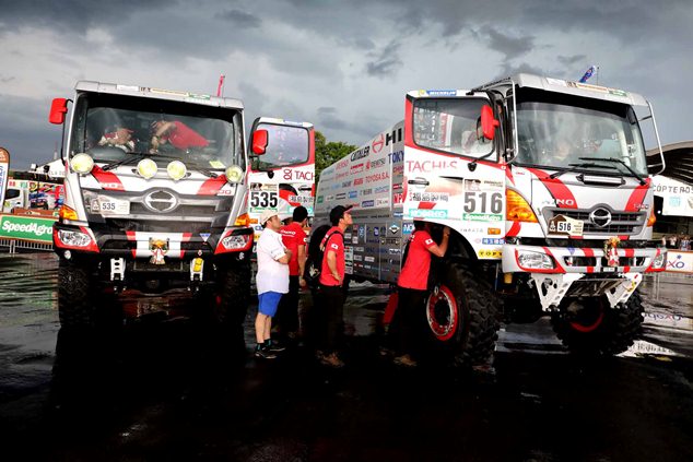 HINO500 Series trucks are checked for their equipment.