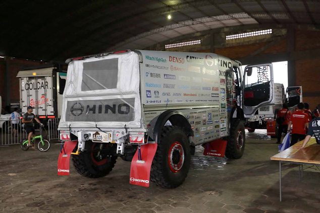 The team's two HINO500 Series trucks undergo inspections side by side.