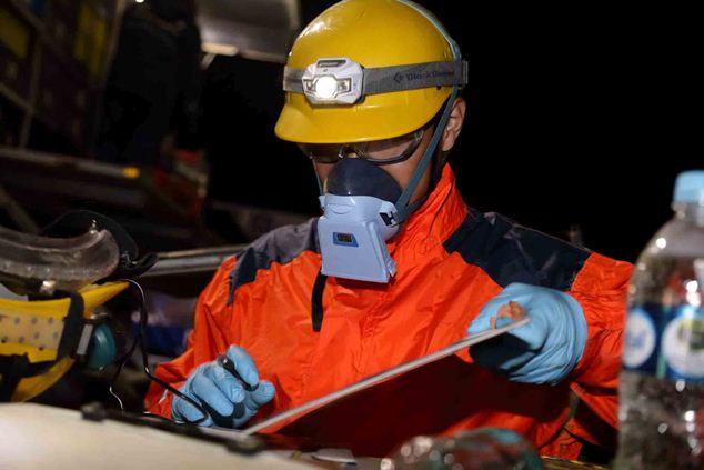 Hiroyuki Azuma checks the record checklist.